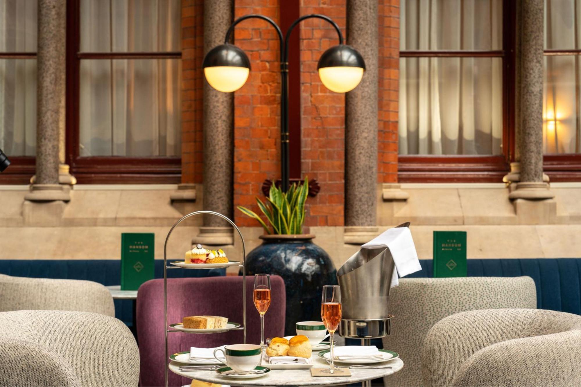 St. Pancras Renaissance Hotel Λονδίνο Εξωτερικό φωτογραφία Afternoon tea at the St Pancras Renaissance Hotel, London