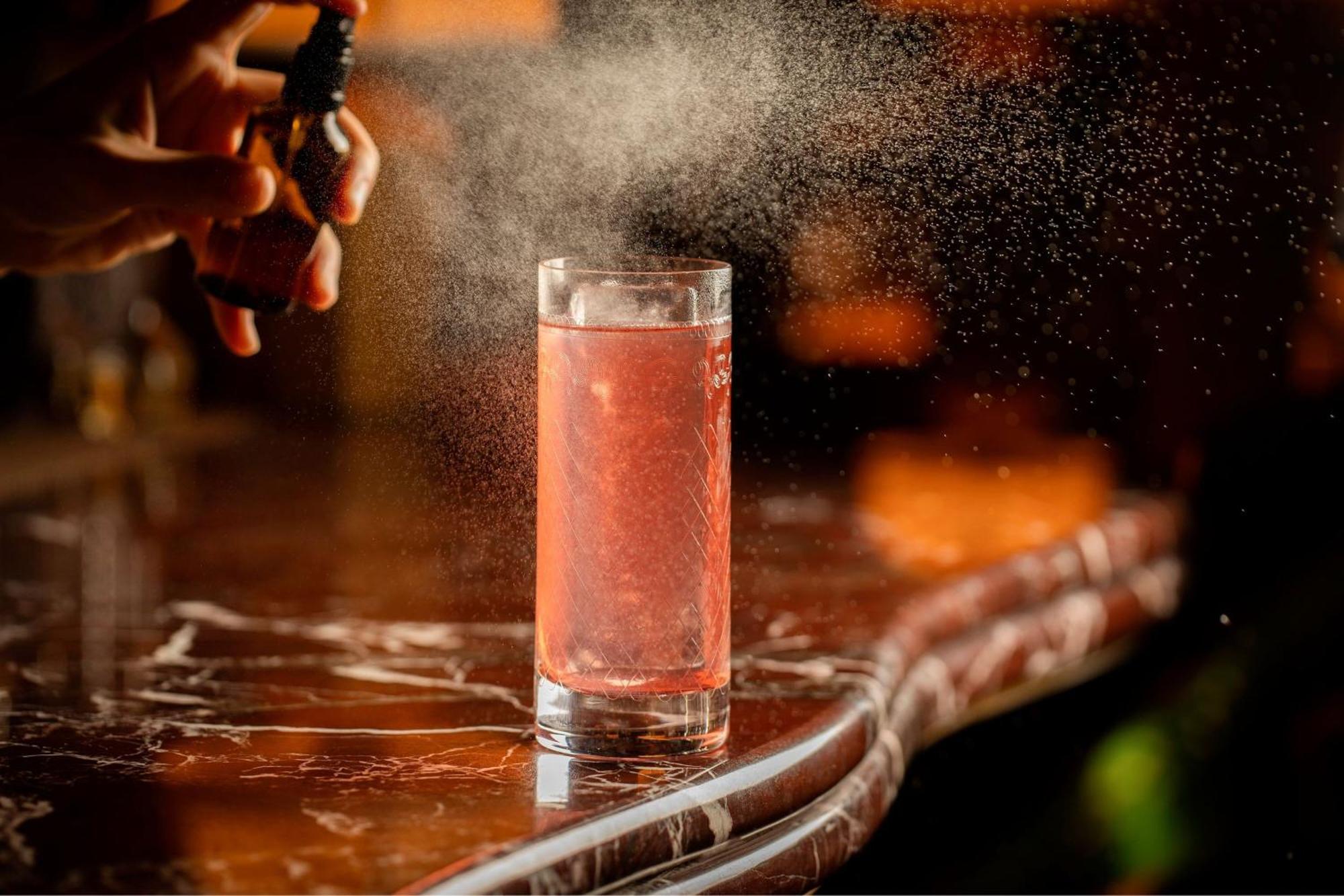 St. Pancras Renaissance Hotel Λονδίνο Εξωτερικό φωτογραφία A Pink Lady being finished with a spray of pink champagne