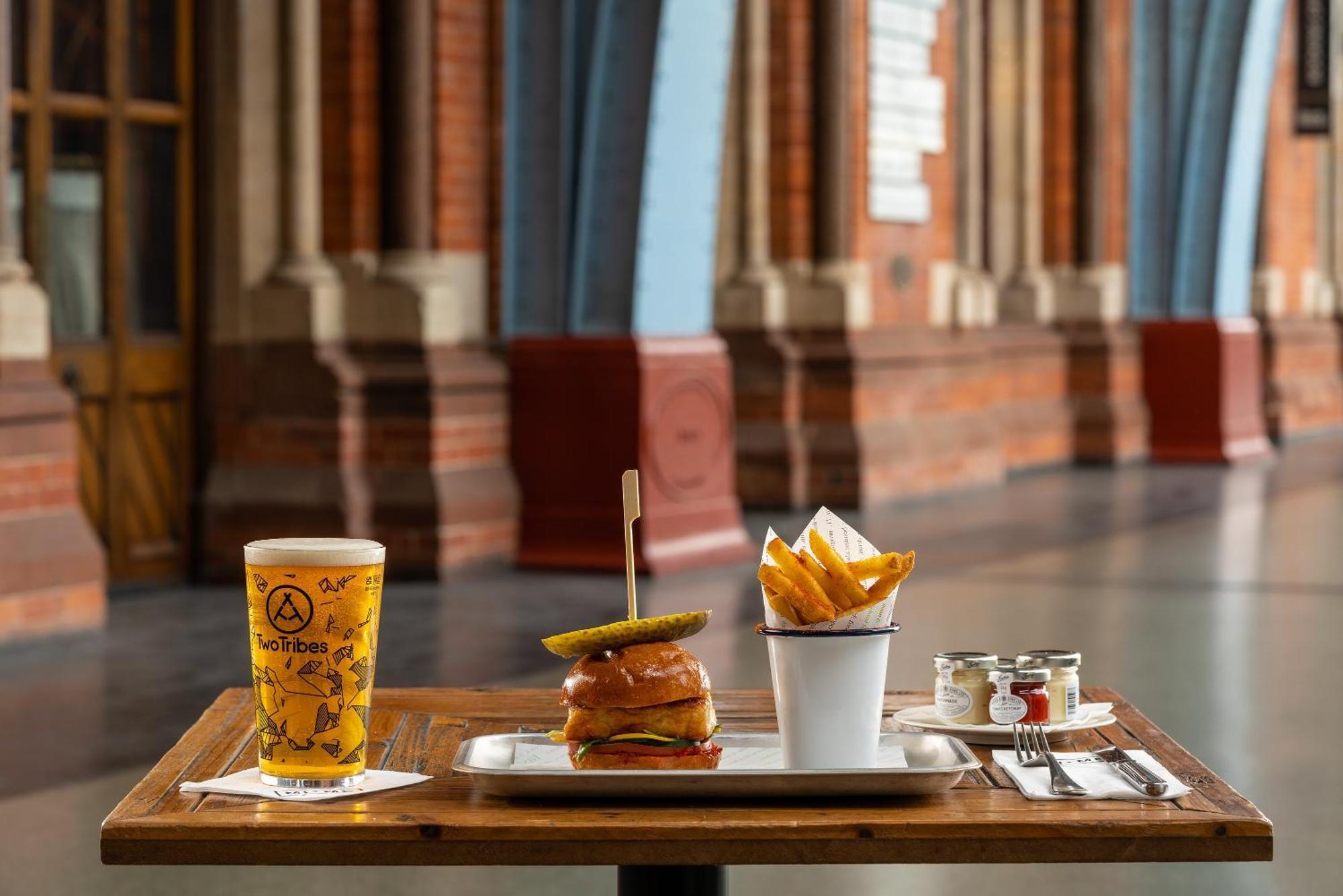 St. Pancras Renaissance Hotel Λονδίνο Εξωτερικό φωτογραφία A burger and chips at the National Portrait Gallery, London
