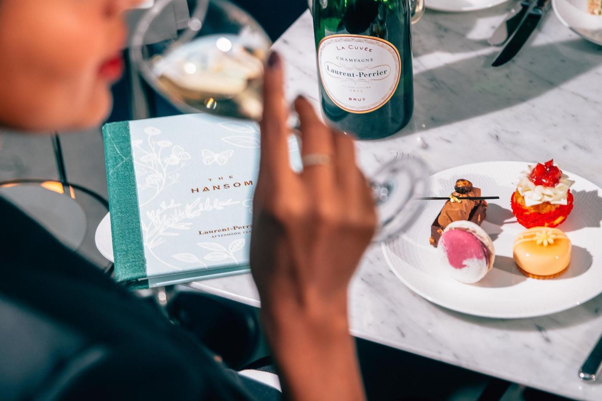 St. Pancras Renaissance Hotel Λονδίνο Εξωτερικό φωτογραφία Afternoon tea at the Ritz