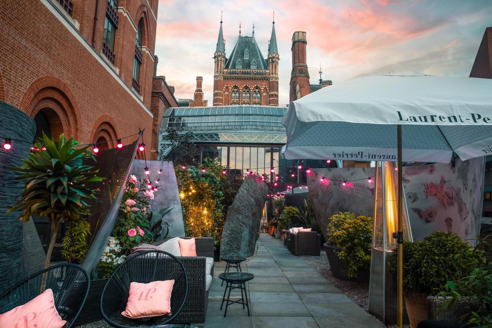 St. Pancras Renaissance Hotel Λονδίνο Εξωτερικό φωτογραφία The rooftop terrace at the London Edition