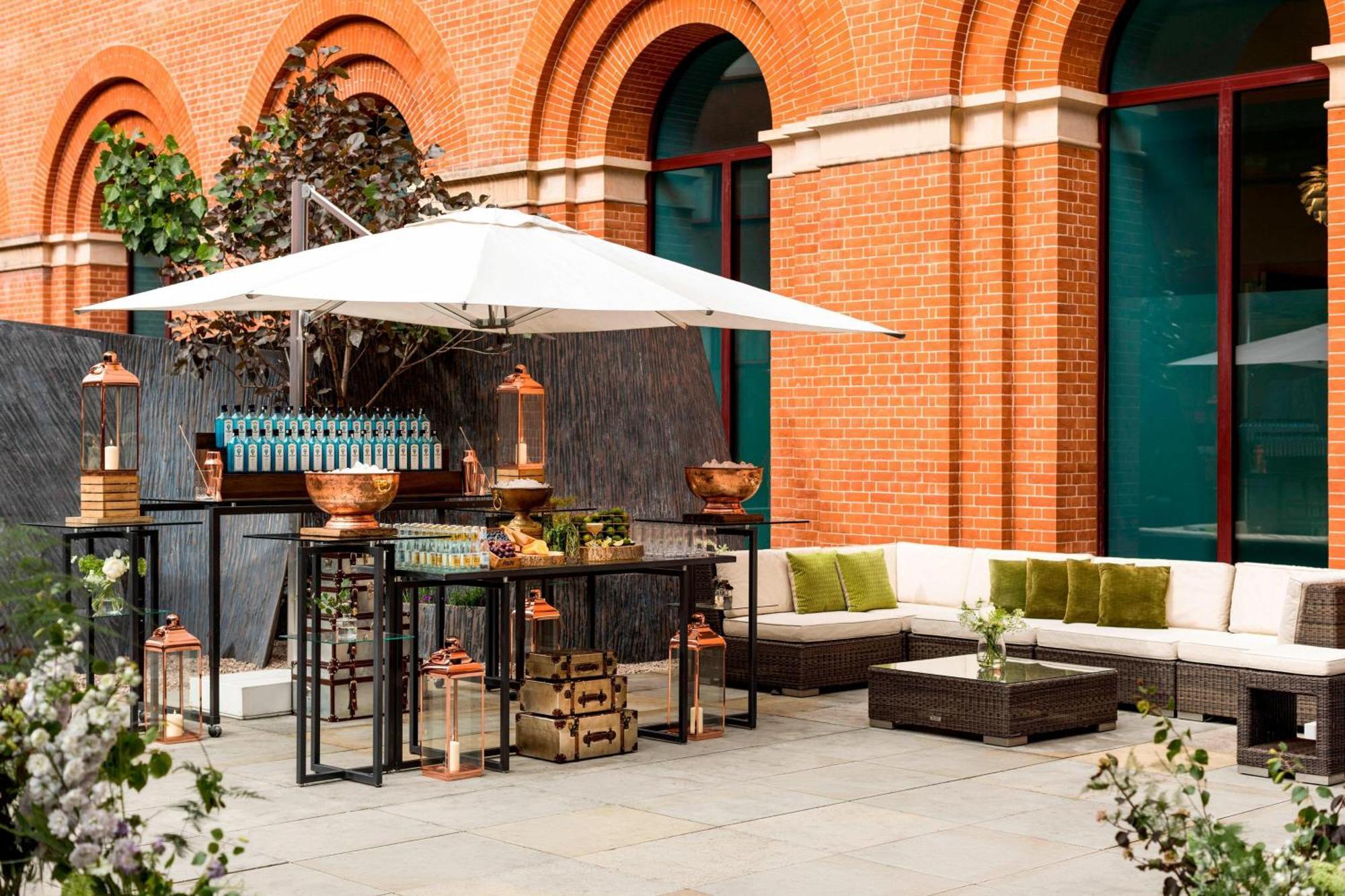 St. Pancras Renaissance Hotel Λονδίνο Εξωτερικό φωτογραφία The courtyard at The Ivy