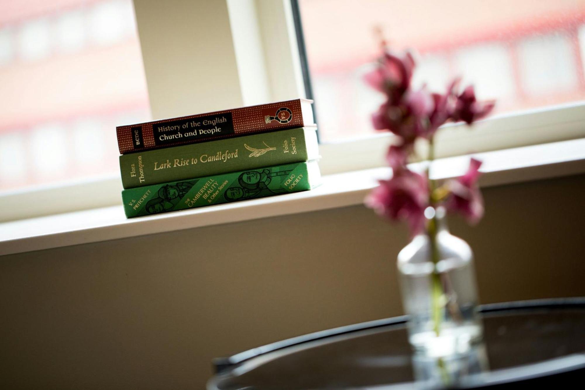 St. Pancras Renaissance Hotel Λονδίνο Εξωτερικό φωτογραφία Books on the windowsill