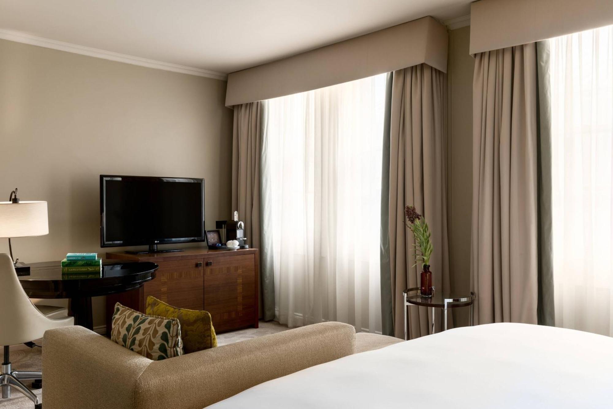 St. Pancras Renaissance Hotel Λονδίνο Εξωτερικό φωτογραφία A bedroom at the hotel