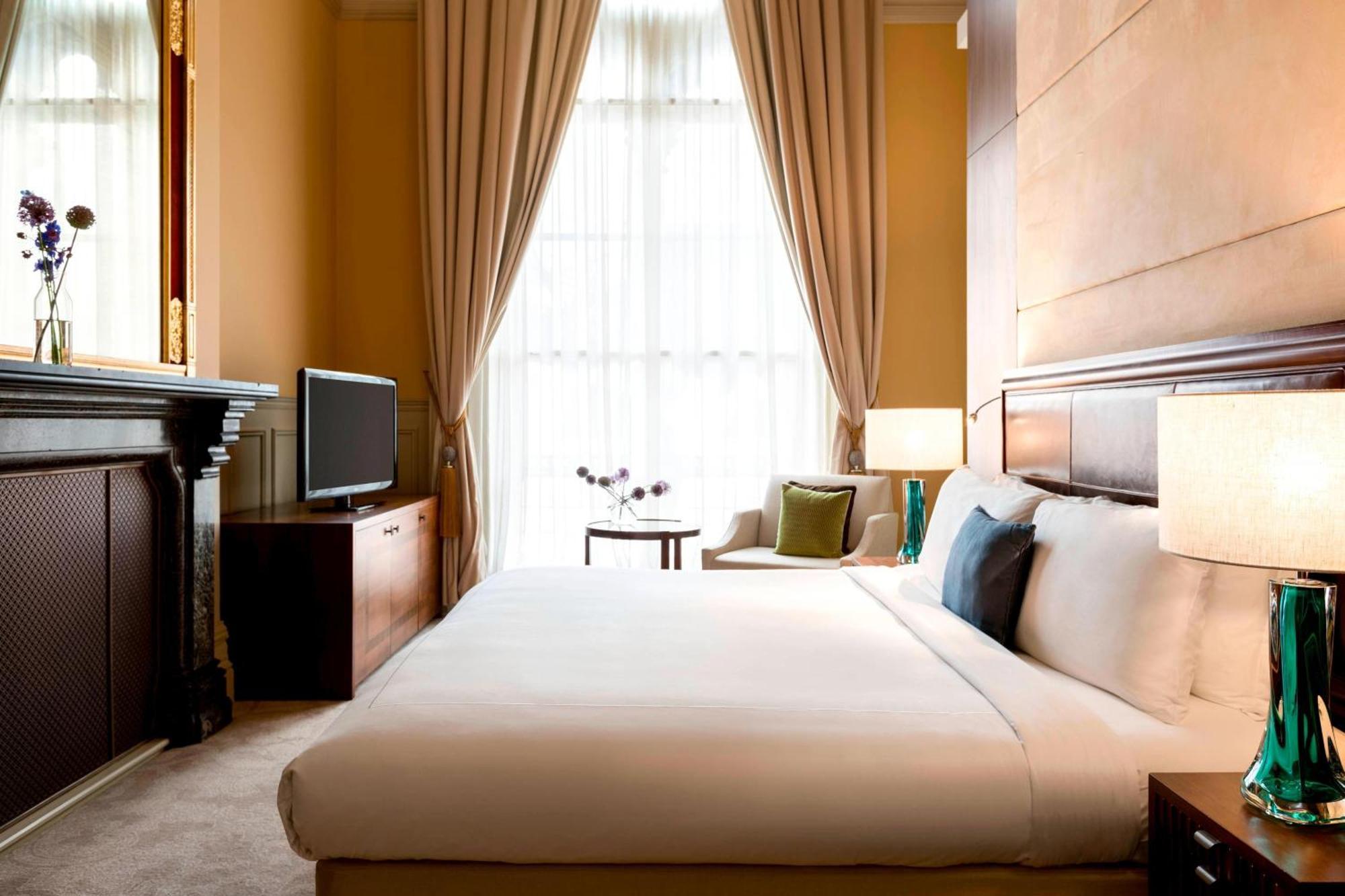 St. Pancras Renaissance Hotel Λονδίνο Εξωτερικό φωτογραφία A bedroom at the hotel